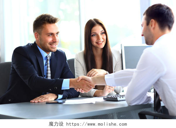 办公室里一个会议结束后商人们开心的握手签约成功合作合作商务合作握手成功人士